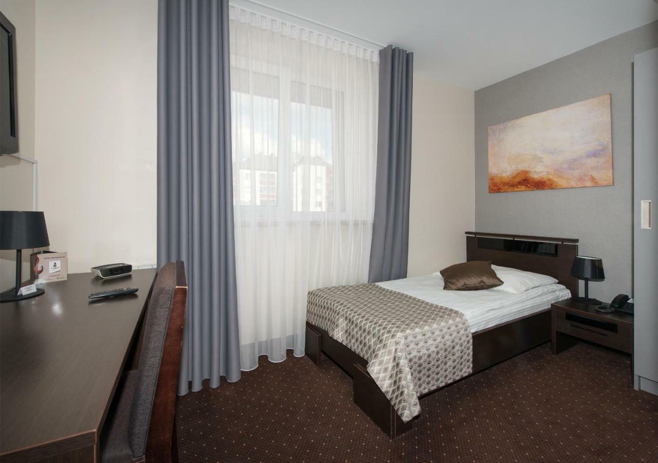 Hotel Capitol Biala Podlaska Ngoại thất bức ảnh